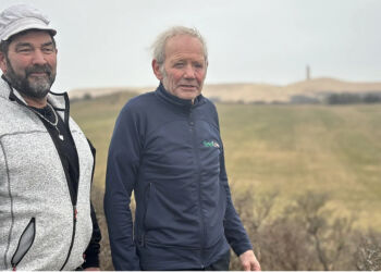Svenning Christensen og Murer-Kjeld forstår ikke forslaget om at den nye parkeringsplads skal længere væk fra Rubjerg Knude Fyr.
Foto: Søren Nielsen.