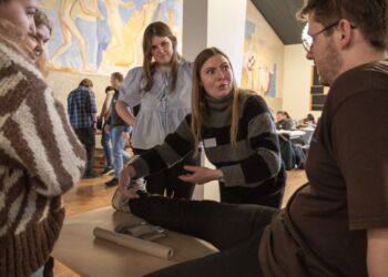 Emilie Olesen, midt i billedet i den stribede sweater, er snart uddannet som maskinmester og fik masser af gode input fra at arbejde sammen med sygeplejestuderende. Foto: UCN