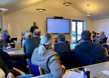 Lars Busk Hansen udlægger teksten i OK24. Foto: Niels Skipper.