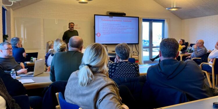 Lars Busk Hansen udlægger teksten i OK24. Foto: Niels Skipper.