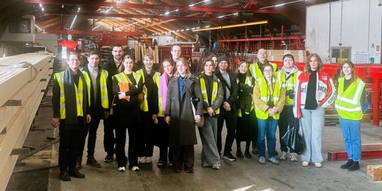 Arkitektstuderende på besøg ved limtrædsfabrikken syd for Hirtshals. Foto: Lilleheden A/S.