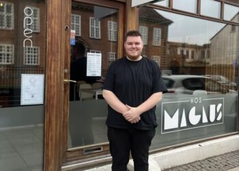 Iværksætter Magnus Mertz foran Hos Magnus i Jernbanegade i Hjørring. Foto: Hjørring Handel.