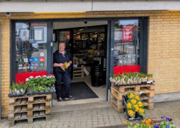 Uddeler Karen Pedersen og personalet byder velkommen til Brugsen og er klar til den store påskehandel.