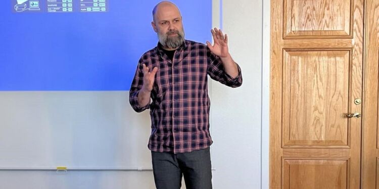 Eventmager Rasmus Kolind Bang fra Naturmødet til morgenmøde hos Hirtshals Handel & Erhverv. Foto: Niels Chr. Jakobsen.