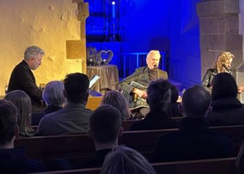 Dan Hemmer, Steffen Brandt og Anne Hjort i en propfyldt Tversted Kirke. Foto: Niels Skipper.