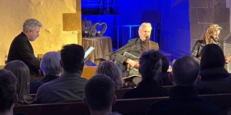 Dan Hemmer, Steffen Brandt og Anne Hjort i en propfyldt Tversted Kirke. Foto: Niels Skipper.