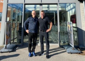 Erhvervschef Ole Bendix og Karsten Jakobsen for Supervin i Højene. Foto: Privat.
