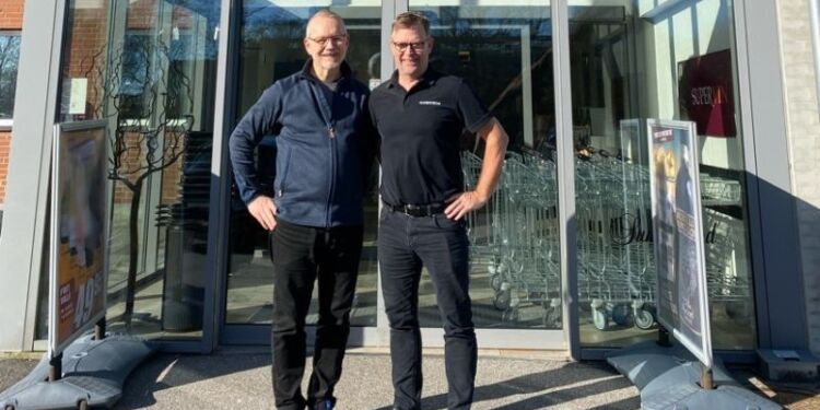 Erhvervschef Ole Bendix og Karsten Jakobsen for Supervin i Højene. Foto: Privat.