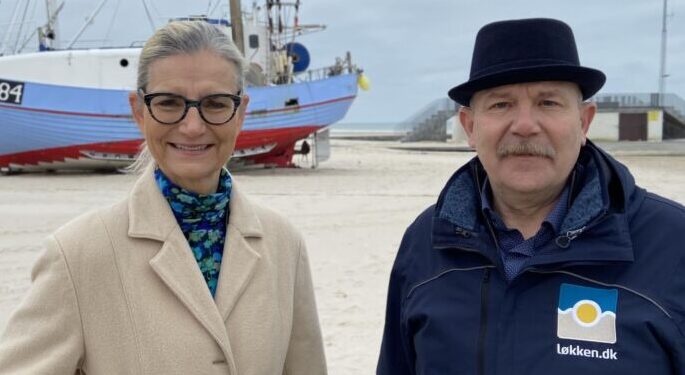 Stefan Karlborg i godt selskab med Ulla Tørnæs på stranden i Løkken. Foto  (Arkiv): Kristian Andersen.