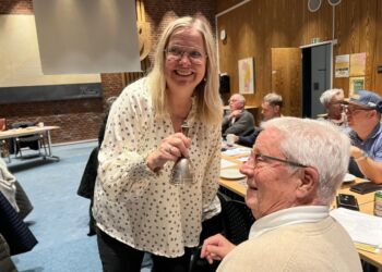 Sarah Routledge kalder som formand med den 92 år gamle klokke ordstyrer Svend Ravn til orden ved generalforsamlingen i Hirtshals Turisme. Foto: Niels Skipper.