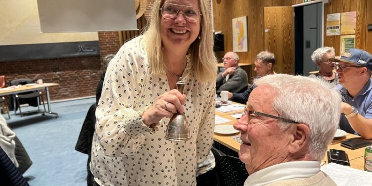 Sarah Routledge kalder som formand med den 92 år gamle klokke ordstyrer Svend Ravn til orden ved generalforsamlingen i Hirtshals Turisme. Foto: Niels Skipper.