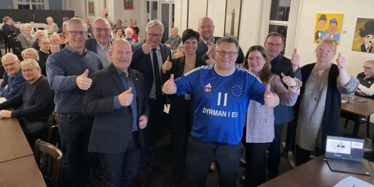 Jakob Dyrmann i sin kamptrøje sammen med Venstres byrådsgruppe i Hjørring Kommune. Foto: Niels Chr. Jakosben.