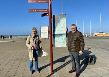 Turistchef Laila Zielke og borgmester Søren Smalbro ved indvielsen af wayfinding i Hirtshals. Foto: Hirtshals Turisme.