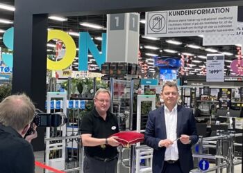 Varehuschef hos A-Z Hjørring, Jørgen Haldrup Petersen, her sammen med direktør Mark H. Nielsen fra Salling Group ved genåbningsfest i april 2023 i det nyrenoverede A-Z varehus. Arkivfoto: Palle W. Nielsen