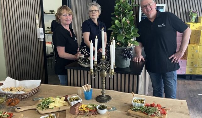 Lone Hall, Randi og Arne Dahl Sørensen i den nye vinbutik i Skolegade. Foto: Palle W. Nielsen