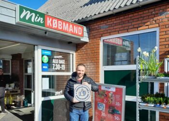 Min Købmand i Lendum, Dennis Bøgedal Bak, med logoet indsat i billedet af ikke-kunstig intelligens. Privatfoto