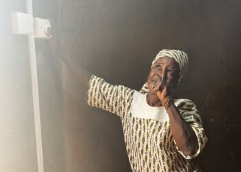 Med hjælp fra FruHansensPlans mange støttere blev der lys i hekselejren i Ghana. Privatfoto