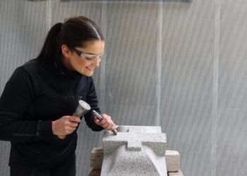 Stenhuggerfaget er hårdt. Både fysisk og mentalt. Du er meget alene, og indimellem må man knibe ballerne lidt sammen. Jeg har haft masser af opbakning fra især min familie til at klare det.