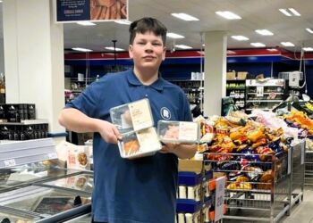 Unge Bertram ses her med nogle af de nye, grønne bakker hos Rema 1000 i Hirtshals. Foto: Privat.