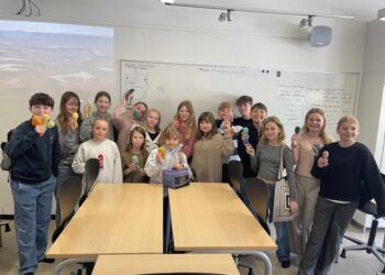 Glade elever med søde blæksprutter på Friskolen Skallerup. Foto: Privat.