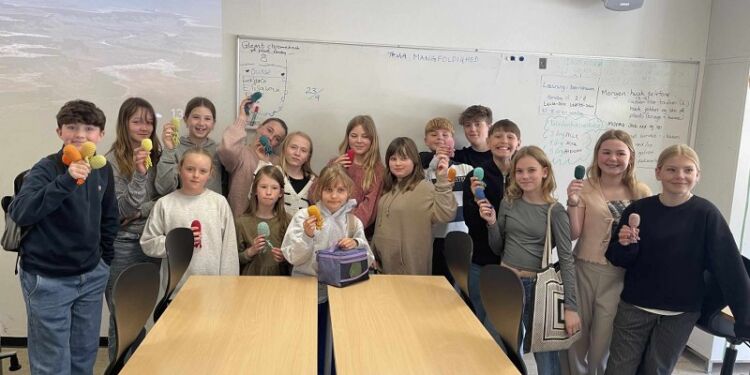 Glade elever med søde blæksprutter på Friskolen Skallerup. Foto: Privat.