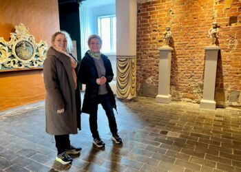 Benedicte og Anne Rottbøll i den nye og endnu langt fra færdige historiske udstilling på Børglum Kloster.