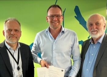 Erhverv Hjørrings direktør, Michael Vendelbo, med samarbejdsaftalen mellem Hjørring Kommune og Erhverv Hjørring. Til venstre kommunaldirektør Leif Johannes Jensen og til højre erhvervsforeningens formand, A. Neil Jacobsen. Foto: Claus Dindler.