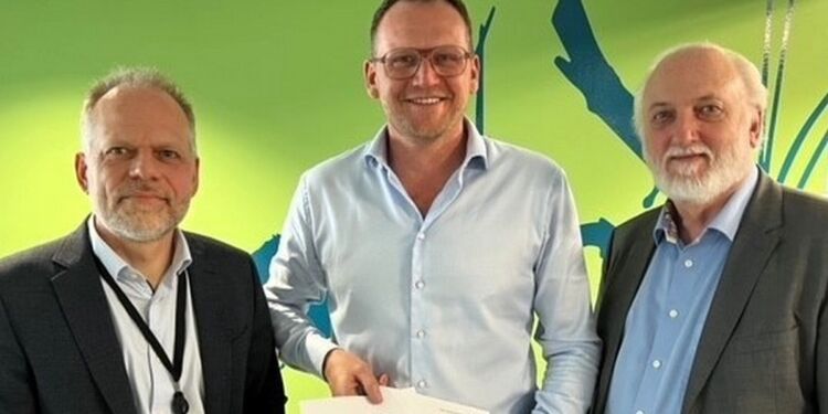 Erhverv Hjørrings direktør, Michael Vendelbo, med samarbejdsaftalen mellem Hjørring Kommune og Erhverv Hjørring. Til venstre kommunaldirektør Leif Johannes Jensen og til højre erhvervsforeningens formand, A. Neil Jacobsen. Foto: Claus Dindler.