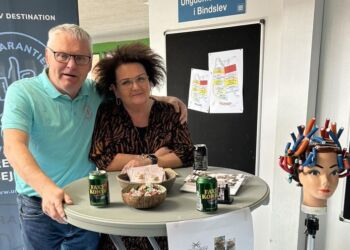 Praktikkordinator Per Hejlesen ved siden af indehaver Gitte Falk fra Frisør Willy. Den blev stiftet i 1962 af Willy Christensen, men blev  i 2005 overtaget af datteren Gitte Falk. Foto: Sindal Skole.