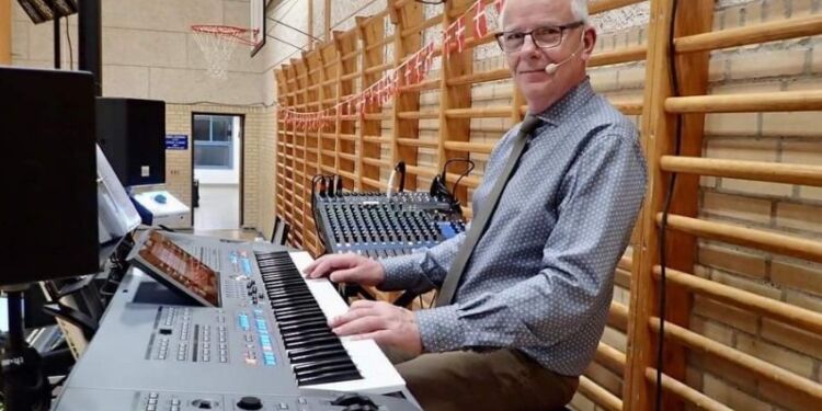Arne Strøm spiller musik, der får smilet frem. PR-foto.