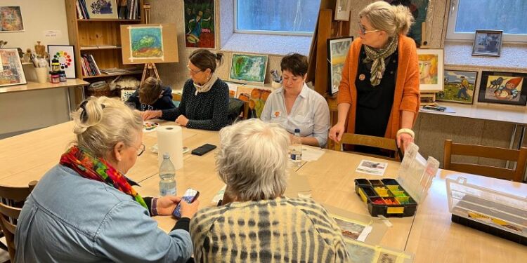 Billedkunstner Laila Pallisgaard, som her ses stående ved et tidligere arrangement i kælderen under Den Svenske Sømandskirke, er formand i Vendsyssel fritid for alle. Foto(arkiv): Niels Skipper.