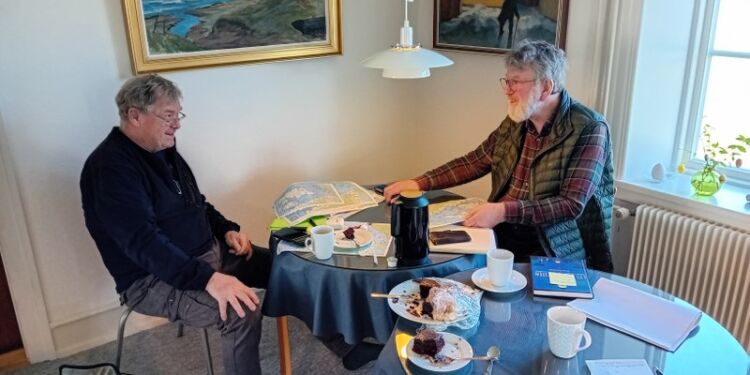 Forfatterne Jo van der Eynden og Per Roger Lauritzen i Kaffestuen ved Hirtshals Fyr.