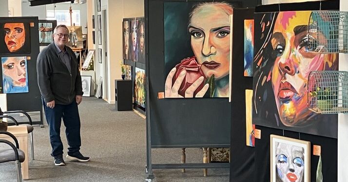 Brian Lykke byder alle interesserede indenfor i Galleri Matique i Hjørring. Foto: Palle W. Nielsen