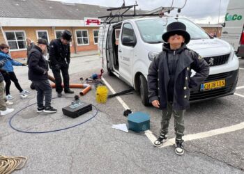 Lille skorstensfejerlærling med stor hat. Foto: Niels Skipper.