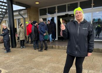 Initiativtager Jette Vinther med den gyldne kagekniv foran Hirtshals Idrætscenter. Foto: Niels Skipper.