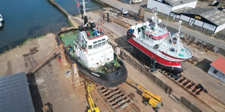 Leonardo til venstre hos Vestkajens Maskinværksted A/S. Foto: Hirtshals Havn.