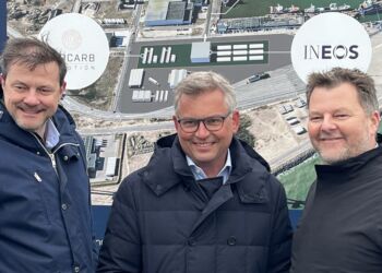 Politiker-møde på Hirtshals Havn: Fra venstre Oliver Grundmann (medlem af den tyske forbundsdag), Magnus Brunner (østrigsk finansminister) og Søren Homann (formand for Hjørring Kommunes tekniske udvalg). Foto: Erhverv Hjørring.