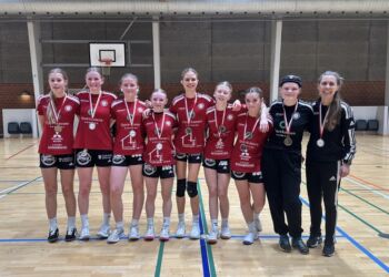 Sølvpigerne fra Hjørring Håndbold. Fra venstre er det
Naja Gaardlund, Caroline Thomsen, Eya Rokkjær, Kamilla Brobak, Isabell Thomsen, Andrea Olesen, Johanne Søndergaard, Natascha Schjøtt og Kia Gaardlund. Foto: HH.