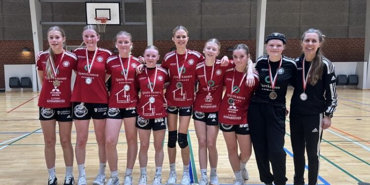 Sølvpigerne fra Hjørring Håndbold. Fra venstre er det
Naja Gaardlund, Caroline Thomsen, Eya Rokkjær, Kamilla Brobak, Isabell Thomsen, Andrea Olesen, Johanne Søndergaard, Natascha Schjøtt og Kia Gaardlund. Foto: HH.
