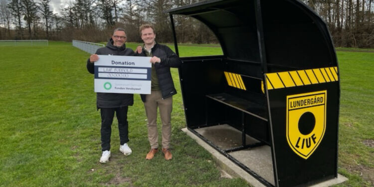 Fodboldformand MC overrækkes donationen af Afdelingsdirektør Oliver Karlborg, Sparekassen Danmark Hjørring.