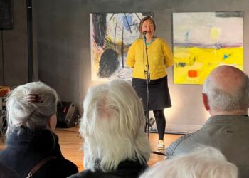 Ellen Raunsmed ses her ved en fernisering på Kaosfabrikken i Løkken. Foto (arkiv): Niels Skipper.