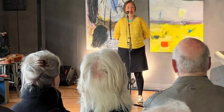 Ellen Raunsmed ses her ved en fernisering på Kaosfabrikken i Løkken. Foto (arkiv): Niels Skipper.