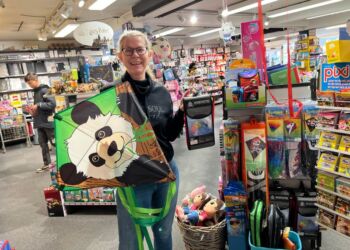 Malene Jakobsen med et par af de mange drager hos Bog & idé i Hirtshals. Foto: Niels Skipper.