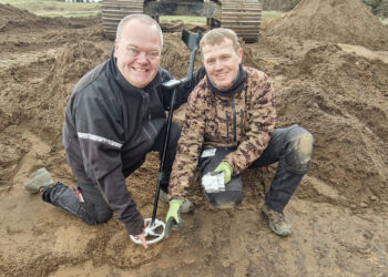 De glade findere Jesper og Peter Als udpeger fundstedet. Foto: Vendsyssel Historiske Museum.