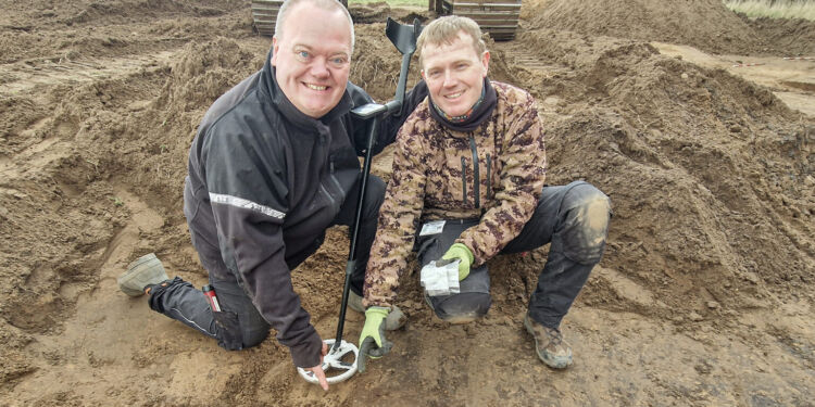 De glade findere Jesper og Peter Als udpeger fundstedet. Foto: Vendsyssel Historiske Museum.