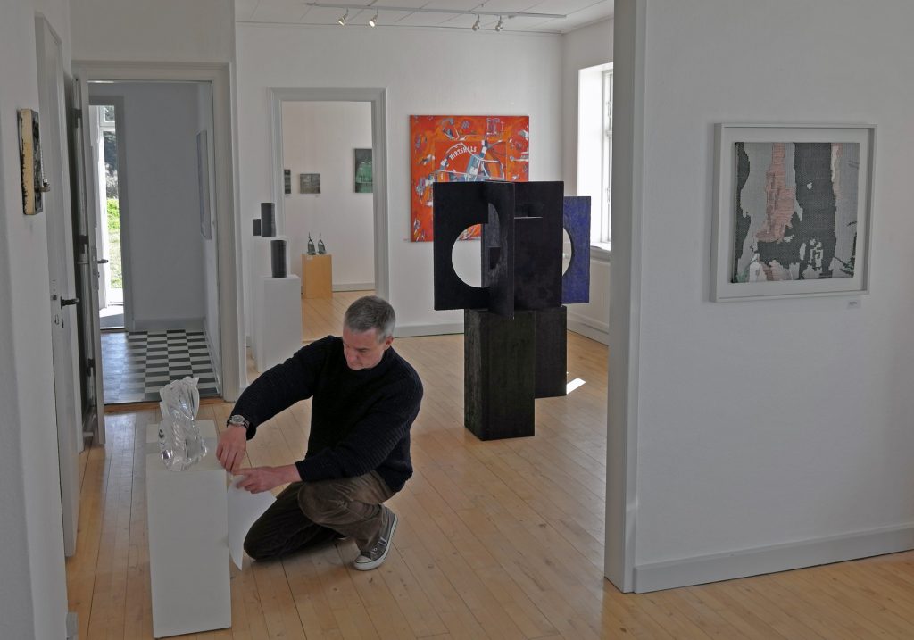 Morten Lykke inviteret i panel til ateliersamtaler hos BKF 2 Morten Lykke Paaskeudstilling 1024x717 1