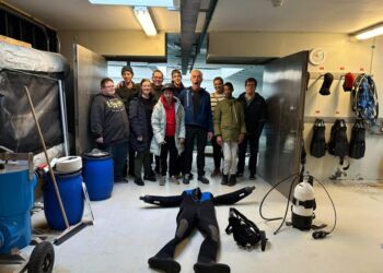 Spøgefuglen Henrik Brink i hopla med brugerne fra NBV i Hjørring.