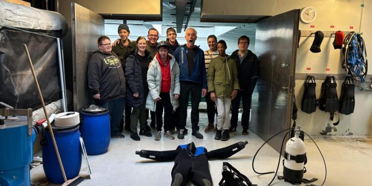 Spøgefuglen Henrik Brink i hopla med brugerne fra NBV i Hjørring.