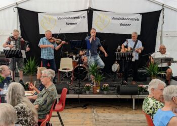 Irsk Kaffe får teltet til at gynge, når de synger og spiller Irsk og skotsk folkemusik. Arkivfoto.