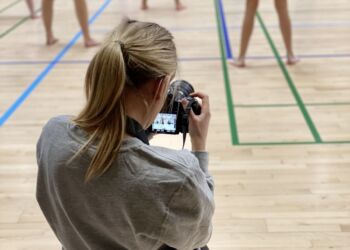 Maja Kallmayer i gang med arbejdet som praktikant i multimediedesign ved Halvorsminde.